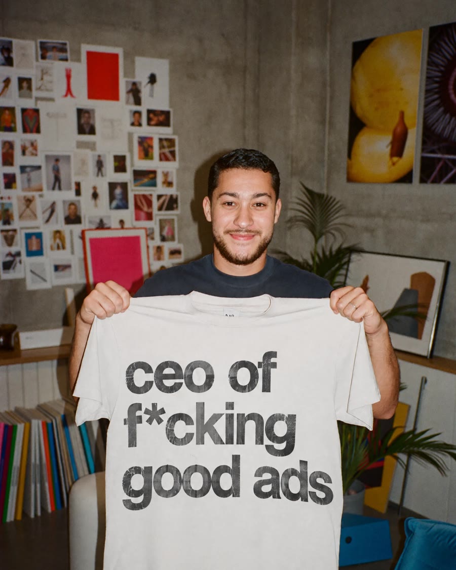 Mehdi Benkaci met een T-shirt met de tekst ceo of f*cking good ads