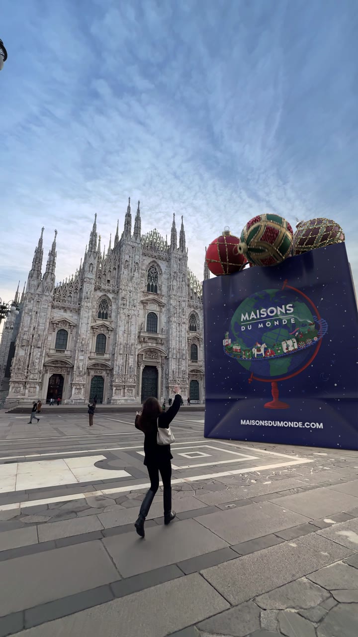 A giant Maisons du Monde bag in front of the Duomo, Milan (FOOH)