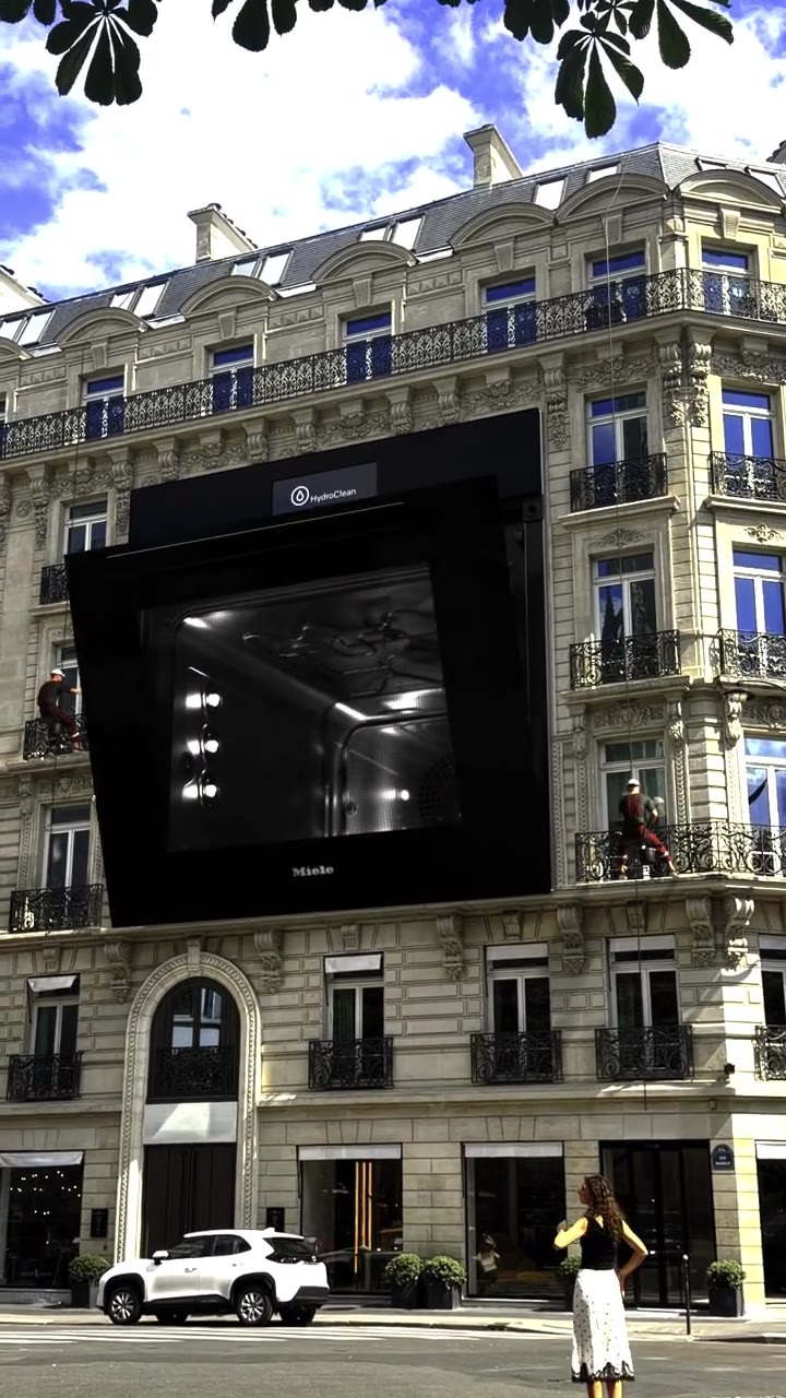 The Miele HydroClean building placed in a real Paris street for social