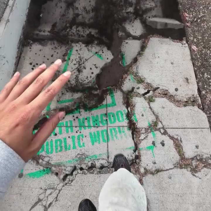 La fissure du trottoir qui s’ouvre sous le pochoir