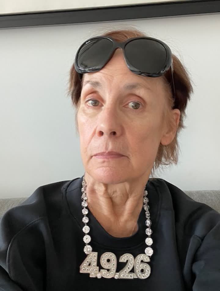 Laurie Metcalf portant le collier 4.9.26