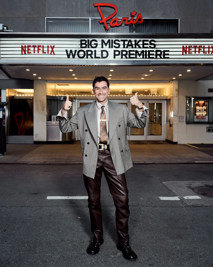 Dan Levy devant la marquise du Paris Theater annonçant l’avant-première mondiale de Big Mistakes