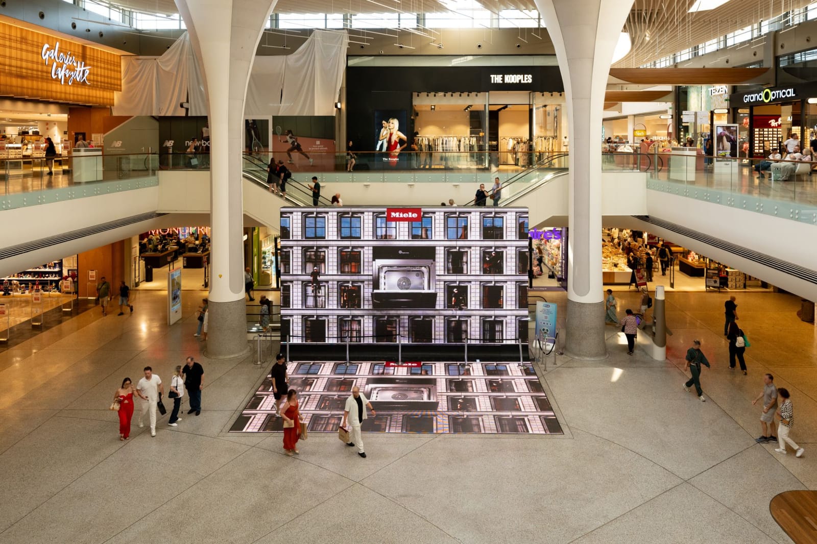 The Miele HydroClean film on the LED wall and LED floor of the Cap 3000 mall atrium, one of 81 screens in 76 cities
