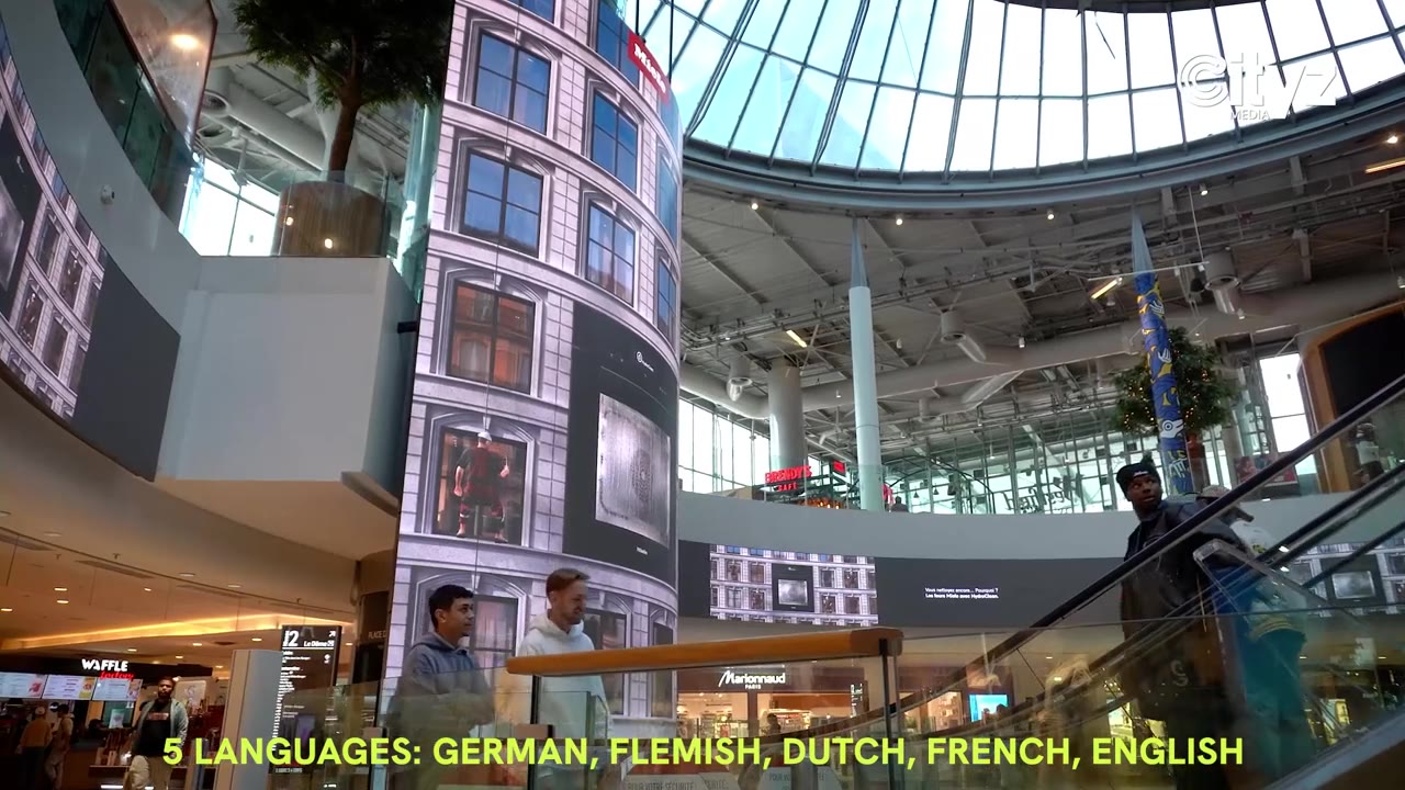 De film op de schermen van Cityz Media in een Parijs winkelcentrum