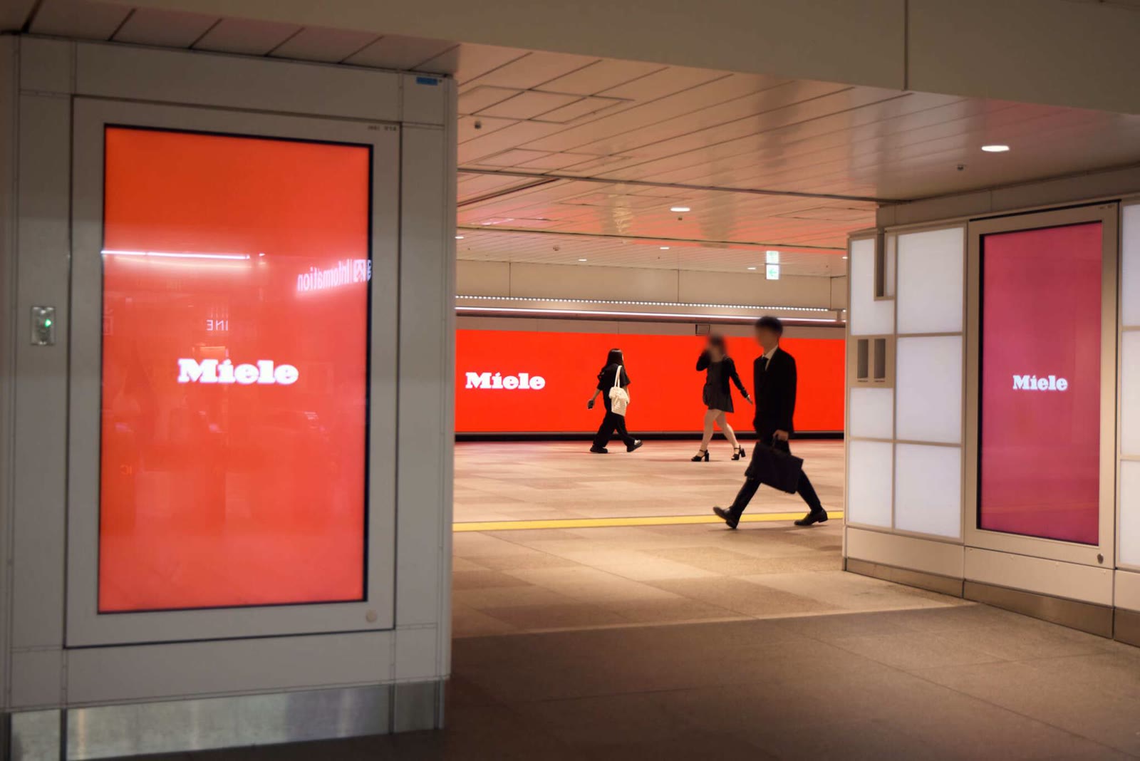 A J-AD Vision pillar screen in Miele red in the foreground, the wall in Miele red behind it