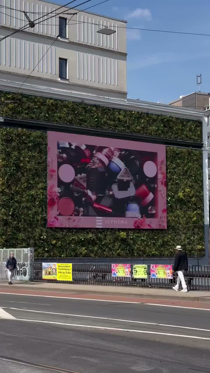 A 3D moment on a station screen in Berlin