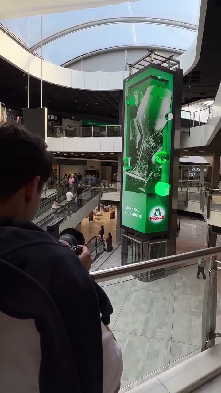 A 3D moment on a corner screen in Paris